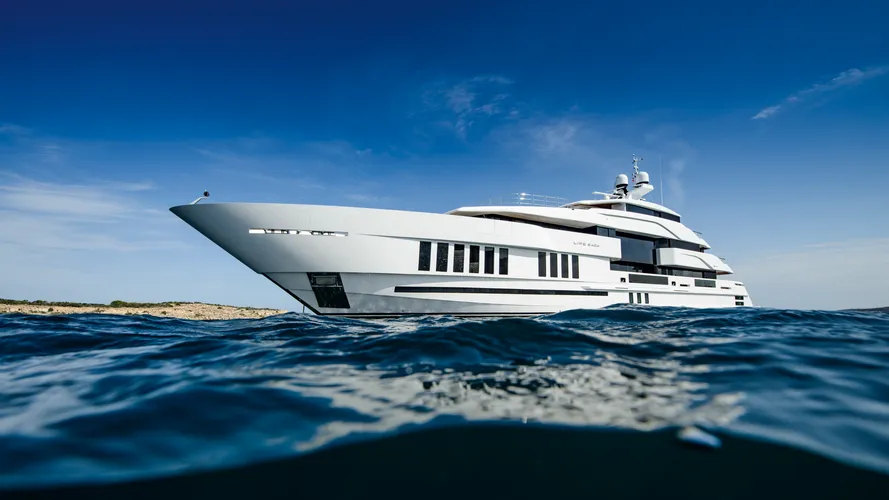 life-saga-admiral-yacht