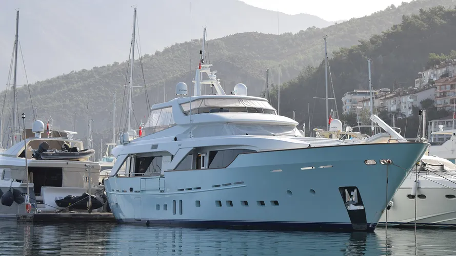 €145m-price-drop-on-benetti-sd-motor-yacht-blueberry