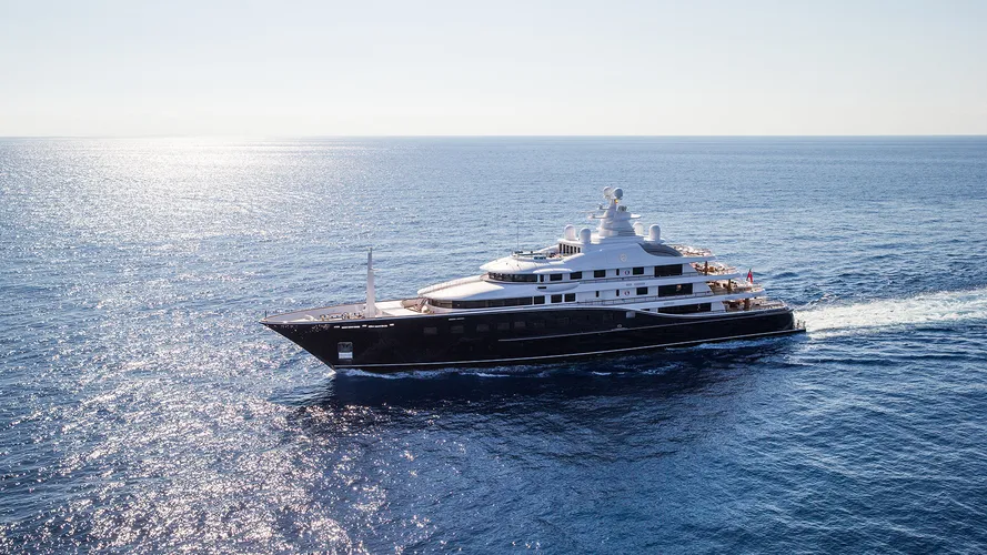 side-view-of-the-derektor-superyacht-aquila-after-her-pendennis-refit