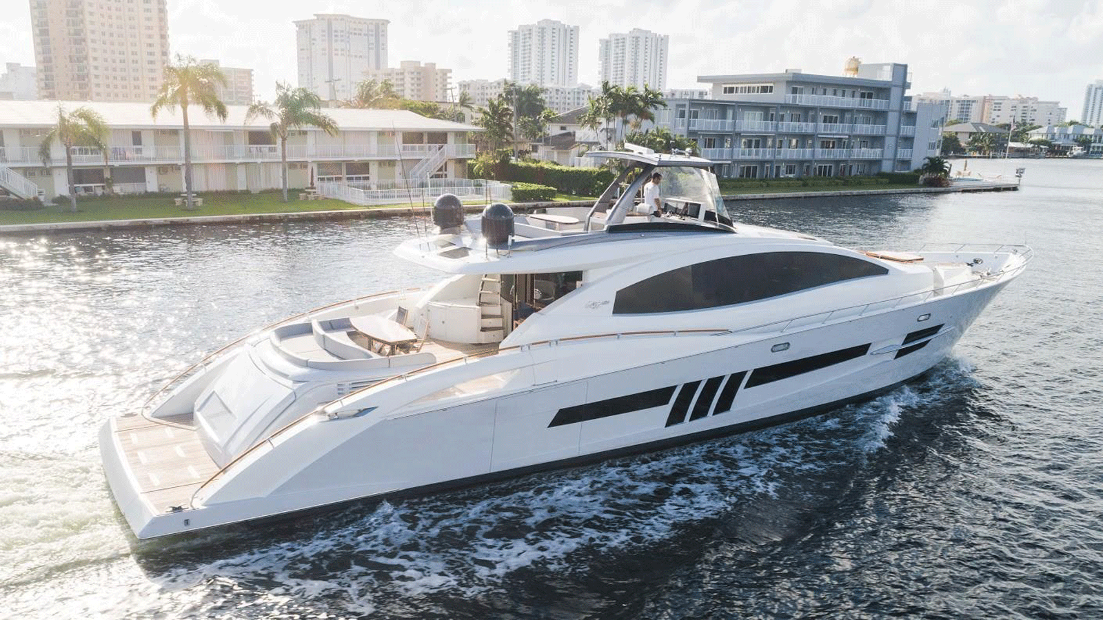 lazzara-motor-yacht-helios-for-sale