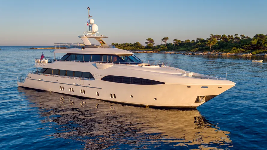 the-moonen-motor-yacht-crystal-is-currently-offered-for-sale