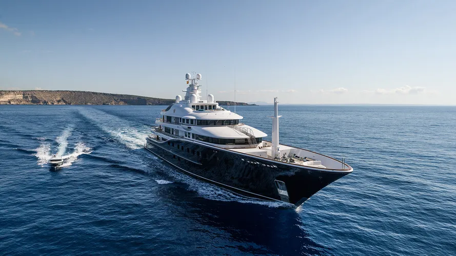 running-shot-of-the-derektor-superyacht-aquila-after-her-pendennis-refit