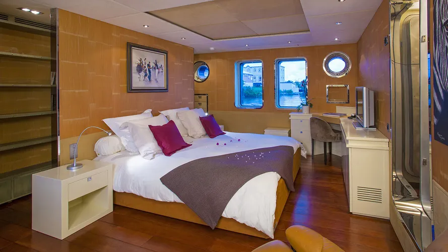 the-owners-cabin-of-the-ocea-motor-yacht-paolyre
