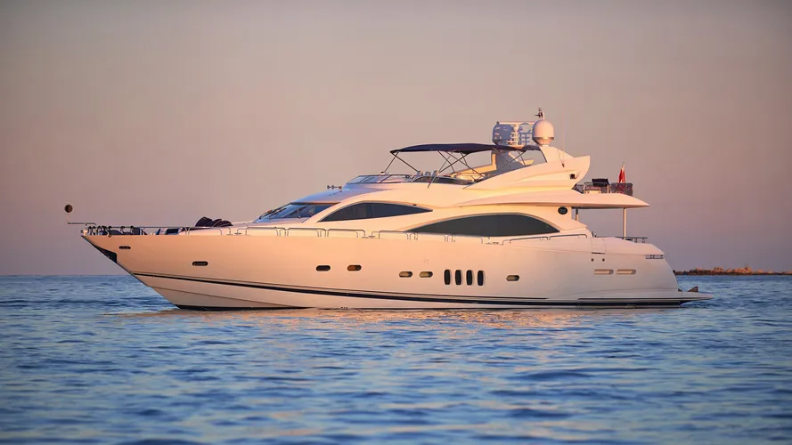 the-sunseeker-motor-yacht-pearl-of-london-is-currently-offered-for-sale