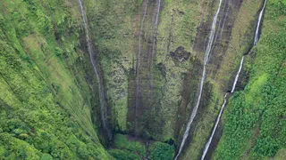 The-Best-Islands-in-Hawaii-to-visit-by-superyacht-Waihilau-Falls