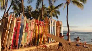 The-best-islands-in-Hawaii-to-visit-by-superyacht-surfing