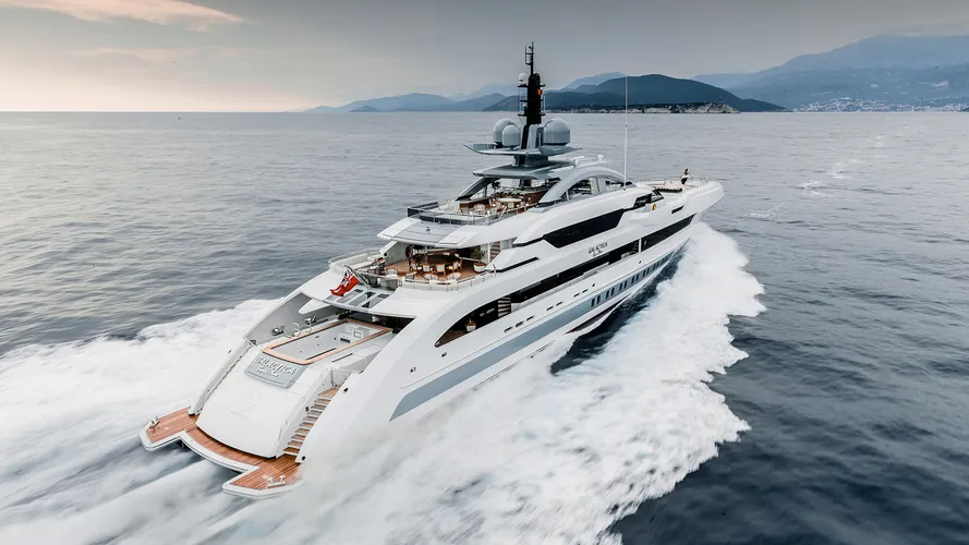 running-shot-of-heesen-flagship-yacht-galactica-super-nova