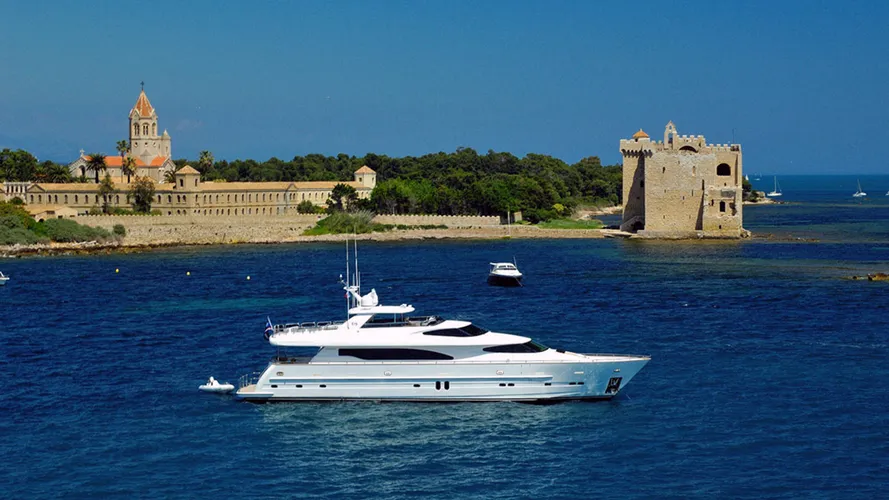 the-horizon-motor-yacht-triple-888-is-currently-offered-for-sale