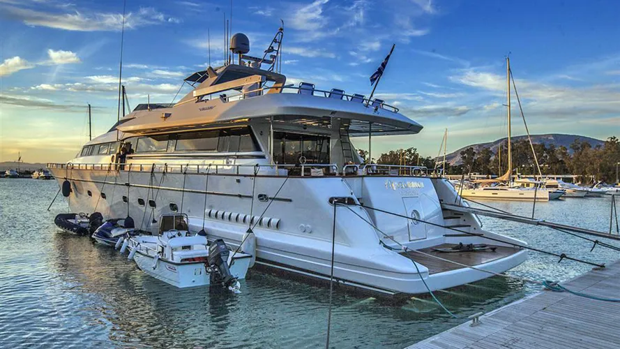 the-31-metre-falcon-motor-yacht-apanemia-has-been-sold