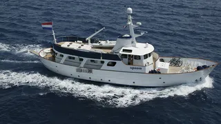 Fraser Yachts lists luxury yacht Spoom for sale