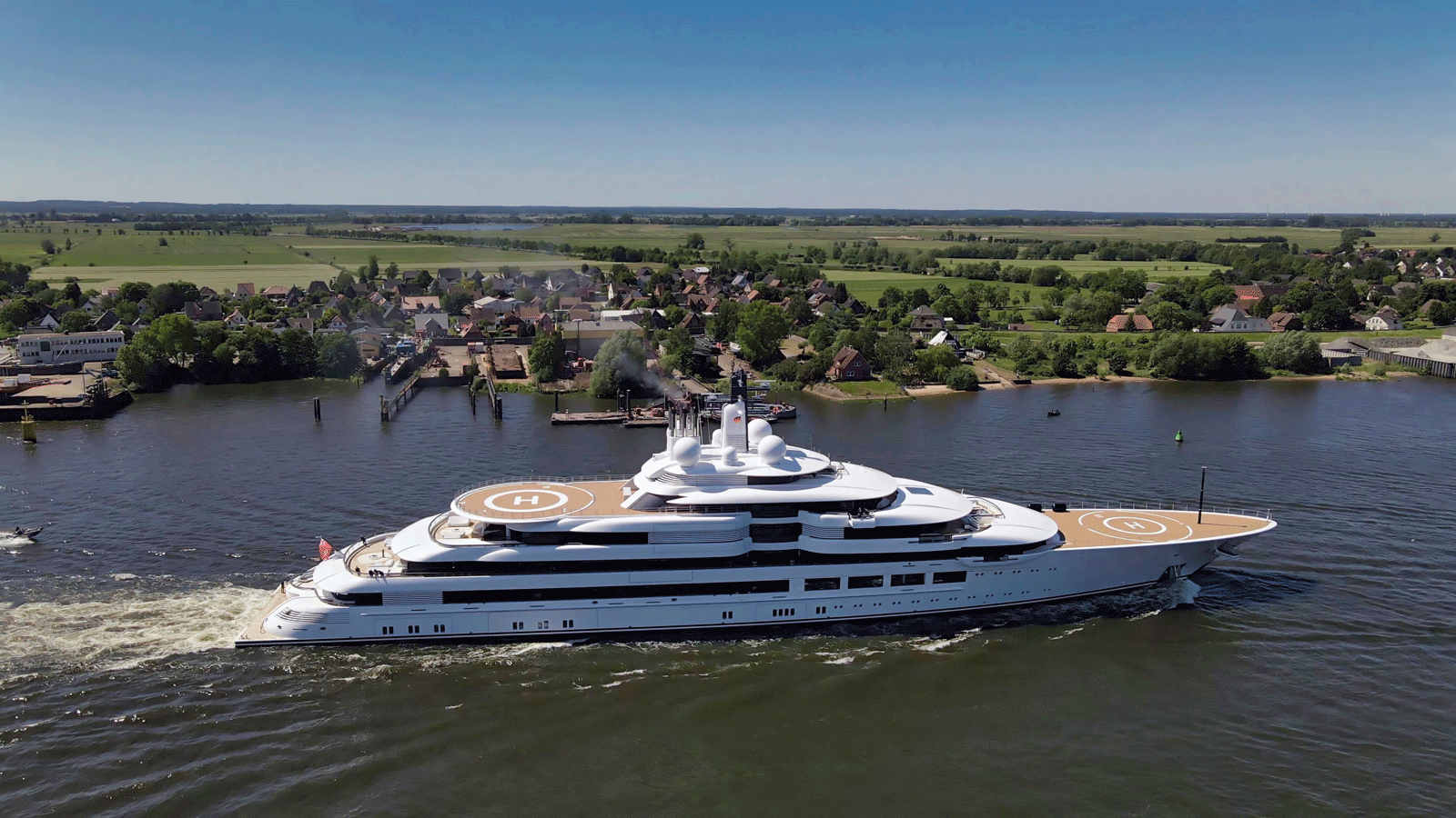 lurssen-lightning-yacht