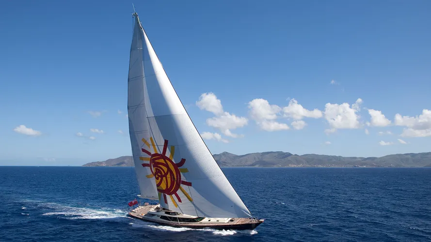 Charter-luxury-yacht-Tiara