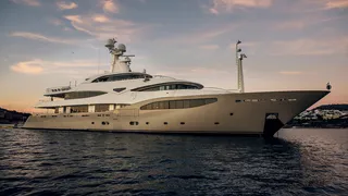crn-motor-yacht-light-holic-is-for-sale