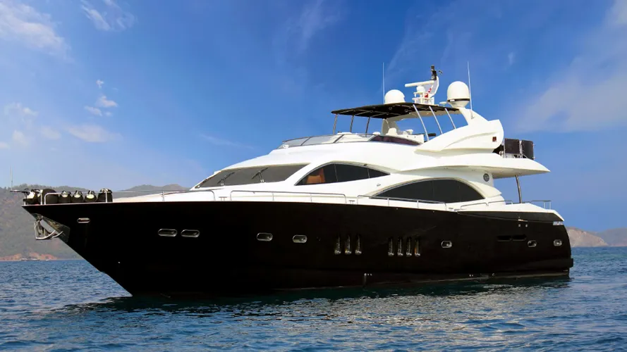 sunseeker-motor-yacht-leading-fearlessly-sold