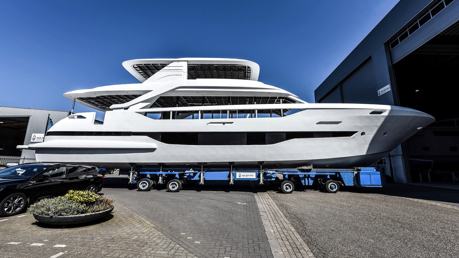 van-der-valk-modern-flybridge-in-build