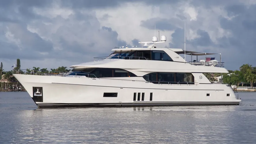 the-ocean-alexander-motor-yacht-irresistable-too-has-been-sold