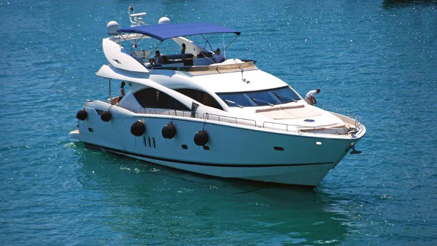 the-sunseeker-motor-yacht-lucky-bear-has-been-sold