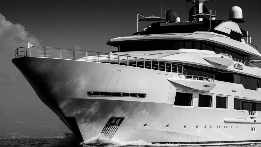 dreamboat-superyacht-underway