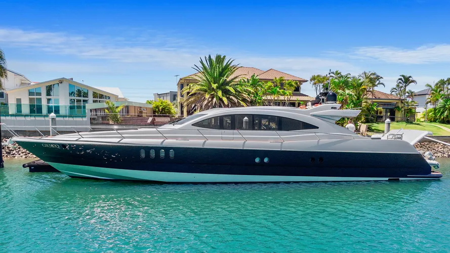warren-motor-yacht-vanquish-sold