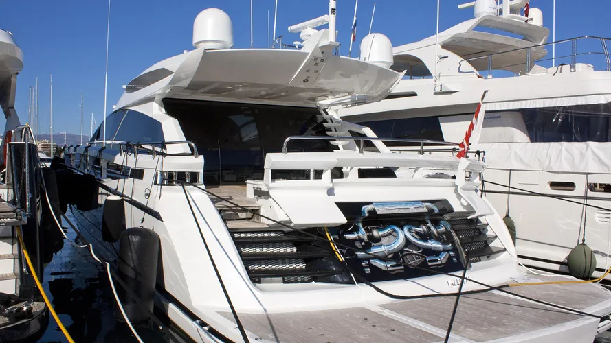 fastest-yachts-in-the-world-astro
