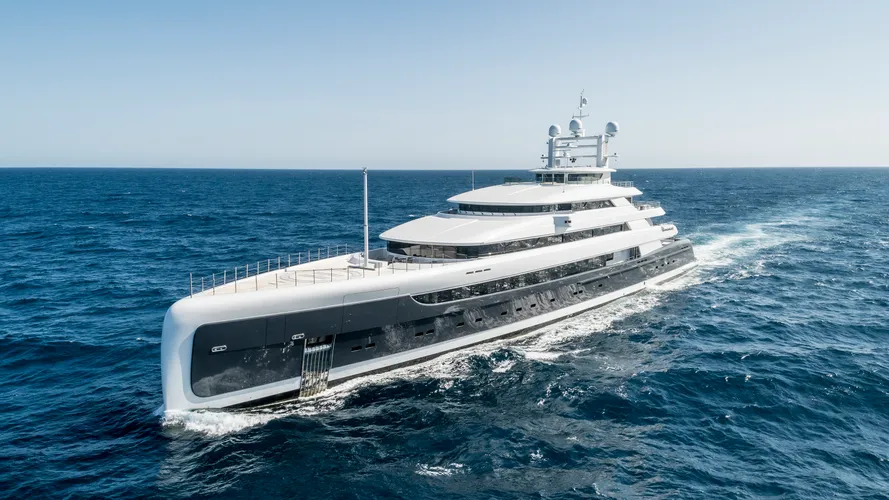 illusion-plus-yacht-exterior
