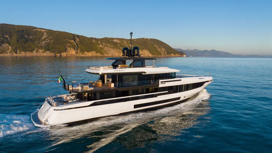Mangusta Oceano 44 exterior