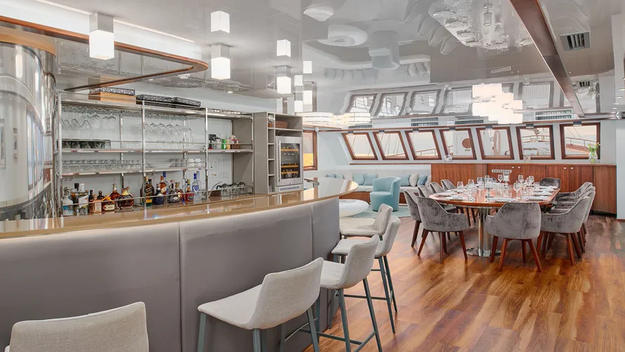 corsario-48m-bar-dining