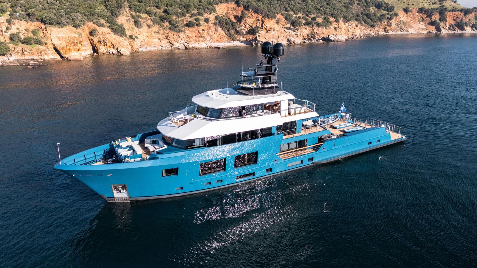 €2M price reduction on 47m Dunya expedition yacht King Benji