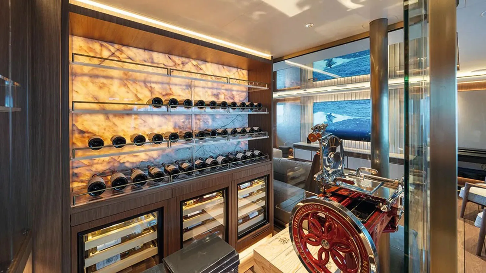 Serenissima I's gentleman's lounge