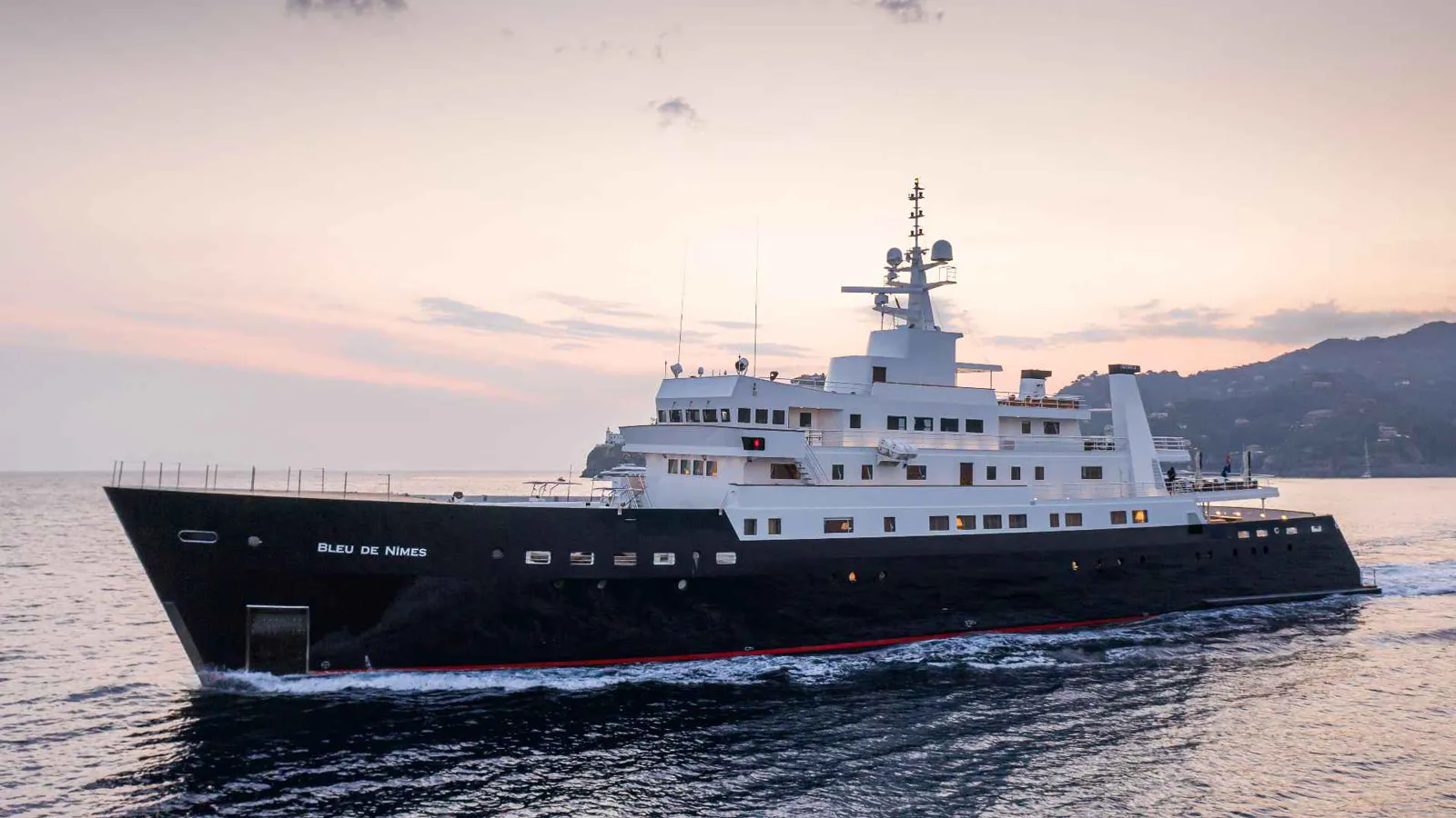 Bleu de Nîmes yacht