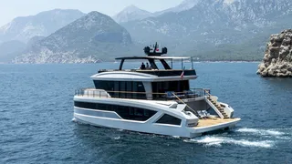 Lazzara Yachts catamaran LPC 300 first look