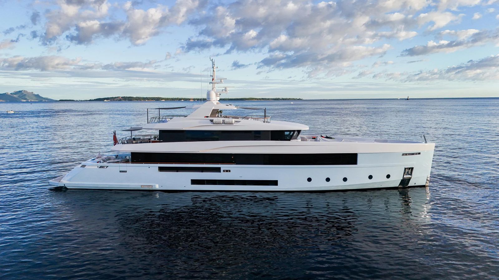 €2M price reduction on 48m Admiral motor yacht Althea