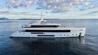 Clever design, modern styling, VAT-paid: Inside this 48m Admiral for sale