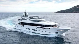 34m Dreamline Yachts motor yacht Soulmate exterior