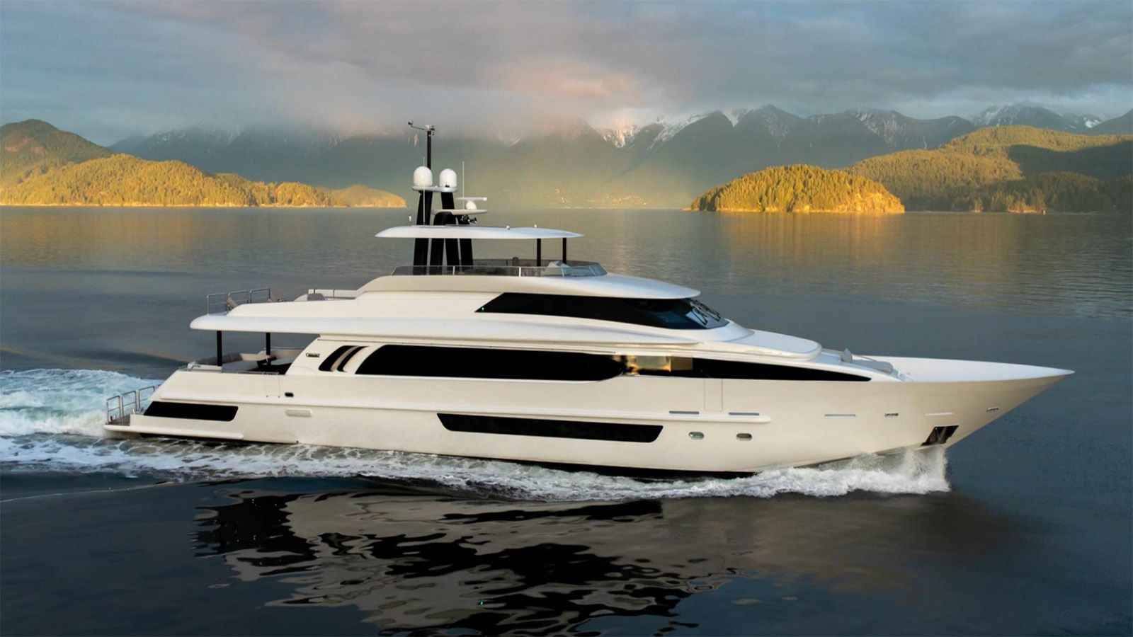 36m motor yacht Crescent Lady sold