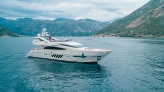 29-metre Dominator motor yacht Lady Mura for sale with IYC