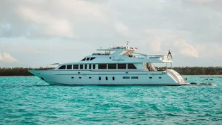 33m Hargrave motor yacht Beachfront sold