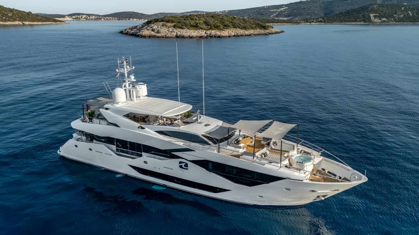 €850k price drop on 35m Sunseeker motor yacht Noroader
