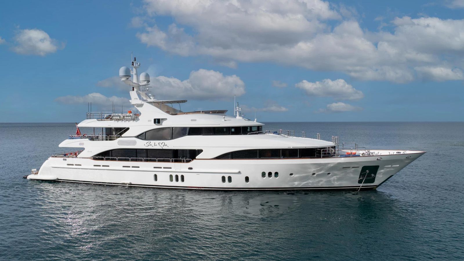 $500k price drop on 44m Benetti motor yacht Sur La Mer