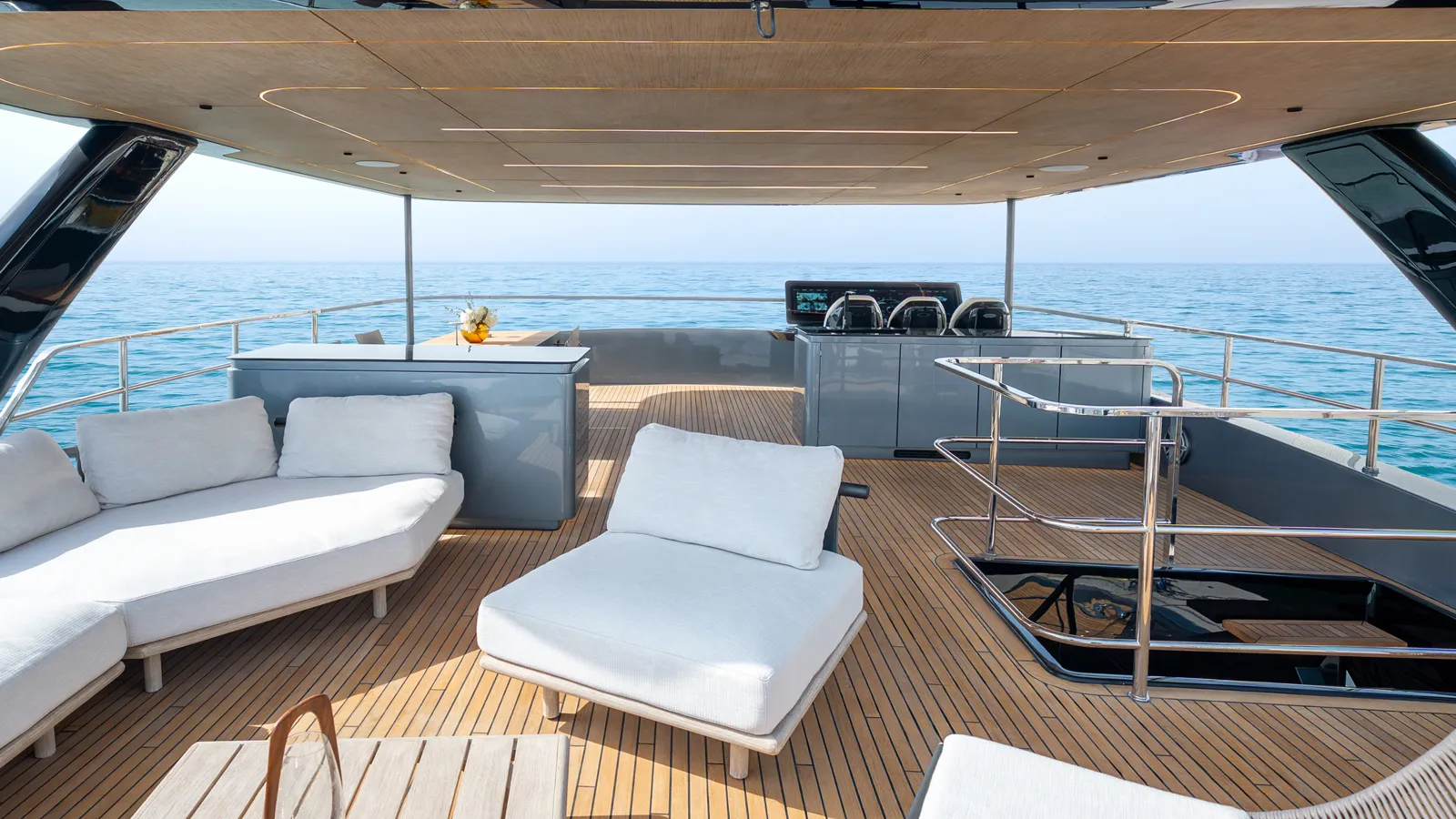 ultima 88 catamaran fresco dining area