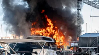 25m Azimut motor yacht Forty Two sinks following fire in Marseille, France