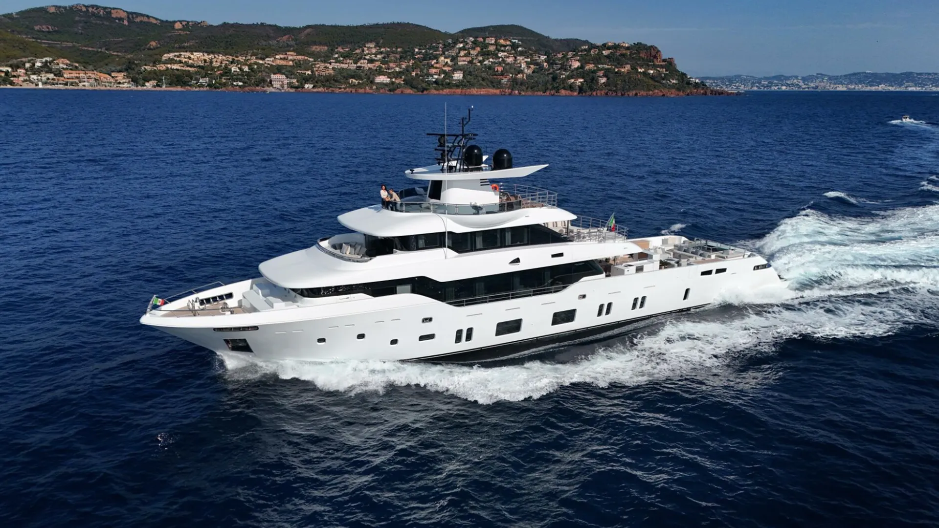 Contemporary yacht market activity