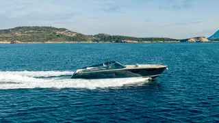 Itama 70 yacht cruising at speed with MAN V12 engines and sporty helm
