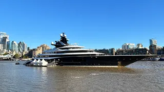 kismet yacht docked in London, tower bridge