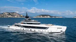 Admiral motor yacht Navis returns to market