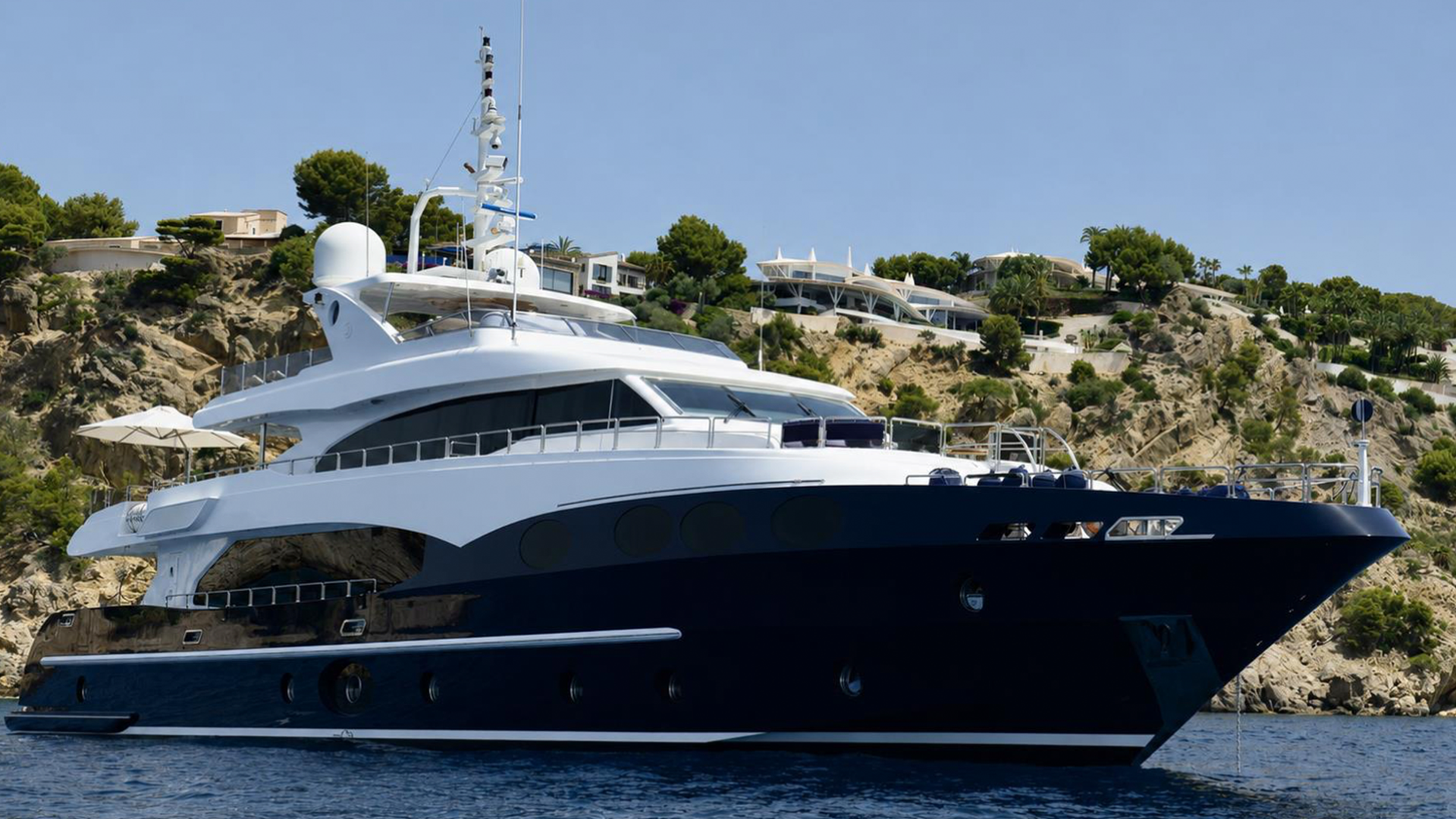 €1M price drop on 38m Gulf Craft motor yacht Grand Cru