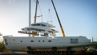 Hull and superstructure joined on Moonen Yachts tenth 122 Martinique superyacht