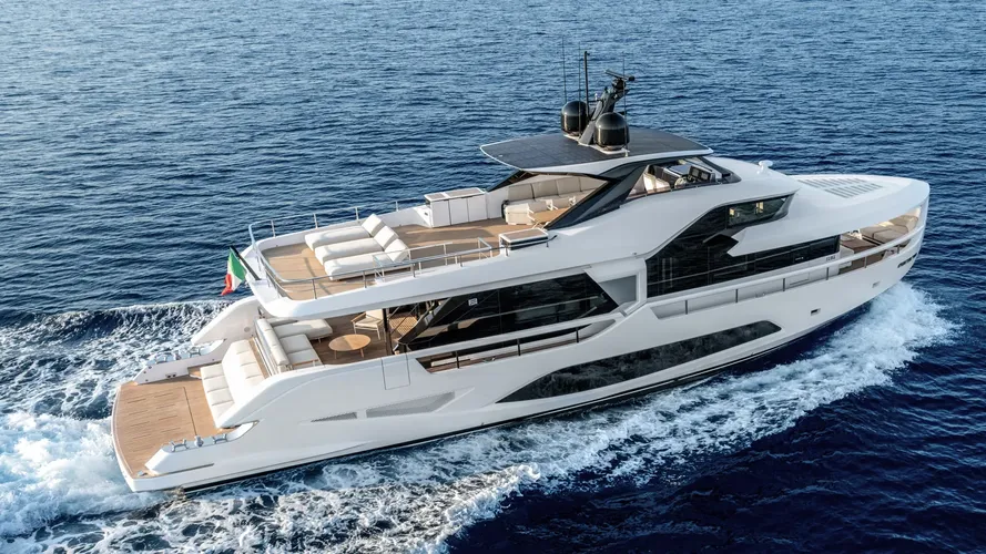 Ferretti Infynito 80