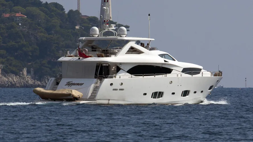tuppence-yacht-exterior