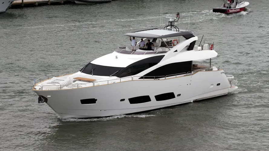 brava-yacht-exterior